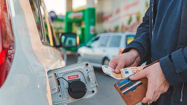 Benzinkosten, Tankkosten, ADAC, Test, Ranking, Tankstelle, Sprit, bezahlen, Geld, Euro, Geldscheine
