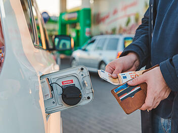 Benzinkosten, Tankkosten, ADAC, Test, Ranking, Tankstelle, Sprit, bezahlen, Geld, Euro, Geldscheine