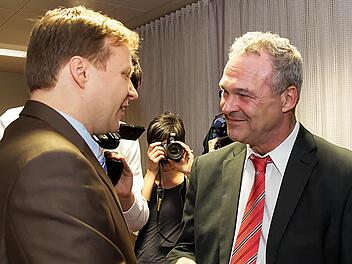 Frank Rebhan (rechts) nimmt im Rathaus die Glückwünsche seines schärfsten Herausforderers Frank Altrichter entgegen. Fotos: Albert Höchstädter