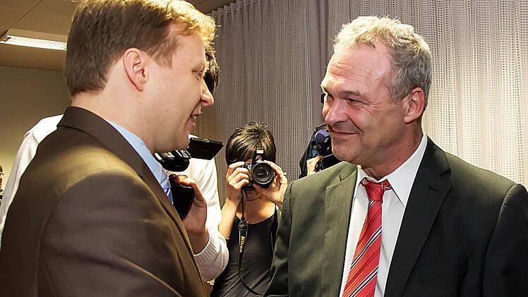 Frank Rebhan (rechts) nimmt im Rathaus die Glückwünsche seines schärfsten Herausforderers Frank Altrichter entgegen. Fotos: Albert Höchstädter