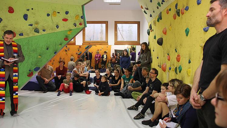 Pfarrer Bernd Grosser bei der Segnung; rechts: Initiator Mark Waiblinger.