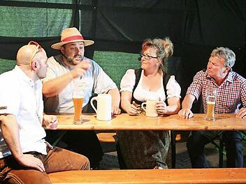 "Keine Sau kennt man mehr" titelte das Stück, das die Gastgeber sehr zum Vergnügen der Zuschauer beim Mühlhausner Theatertag aufführen. Sehr viel Lokales war im Stück enthalten. Im Bild zu sehen sind Christian Bethmann, Bernd Holler, Sabine Kratz und Martin Söllmann (von links).