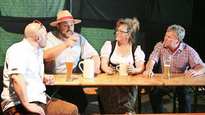 "Keine Sau kennt man mehr" titelte das Stück, das die Gastgeber sehr zum Vergnügen der Zuschauer beim Mühlhausner Theatertag aufführen. Sehr viel Lokales war im Stück enthalten. Im Bild zu sehen sind Christian Bethmann, Bernd Holler, Sabine Kratz und Martin Söllmann (von links).