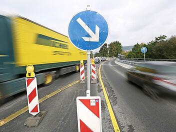 Ein Lastwagen und ein Pkw fahren über die frische Betonfläche der beiden Südspuren der Brücke, die seit April saniert wird. Von Neuses kommend kann man bis Dezember nur in Richtung Hof fahren.  Foto: Hendrik Steffens