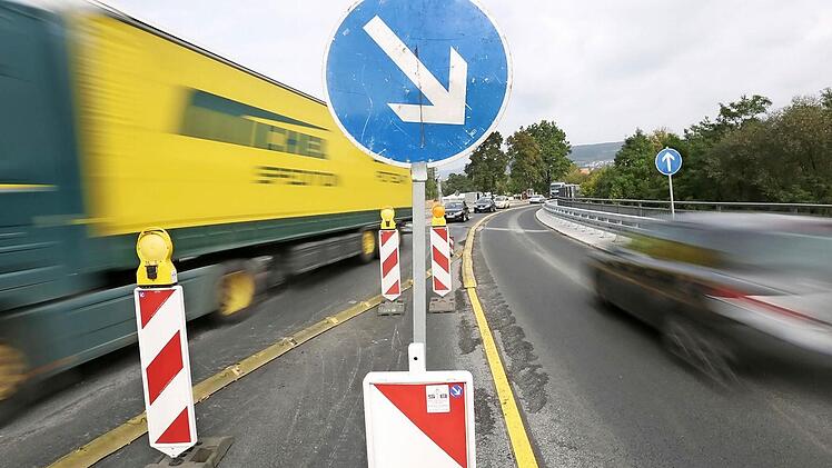 Ein Lastwagen und ein Pkw fahren über die frische Betonfläche der beiden Südspuren der Brücke, die seit April saniert wird. Von Neuses kommend kann man bis Dezember nur in Richtung Hof fahren.  Foto: Hendrik Steffens