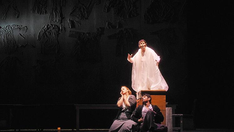 "Der Welt abhanden gekommen". Die szenische Collage mit Musik von Gustav Mahler und Claude Vivier erlebte ihre Uraufführung am Landestheater Coburg.Foto. Andrea Kremper