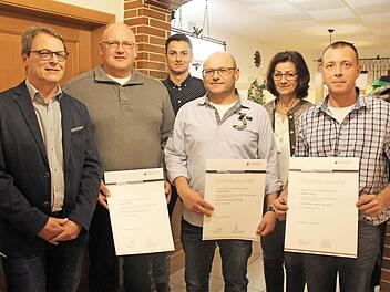 Von links: Karl-Heinz Weller, Gerald Hack, Florian Weller, Alfred Weller, Christine Weller, Stefan Voigt Foto: jb