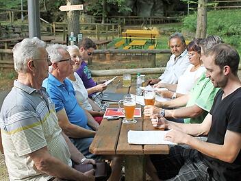 Bürgermeisterin Rose Stark (3. v.l.) tauscht sich mit einigen Räten und Wirt Jonathan Wunderlich (r.) aus.  Foto: Carmen Schwind