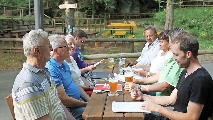 Bürgermeisterin Rose Stark (3. v.l.) tauscht sich mit einigen Räten und Wirt Jonathan Wunderlich (r.) aus.  Foto: Carmen Schwind