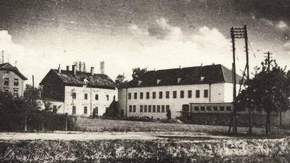 links alter Bahnhof, Mitte altes Postamt,  rechts neues Postamt (Aufnahme circa 1936)