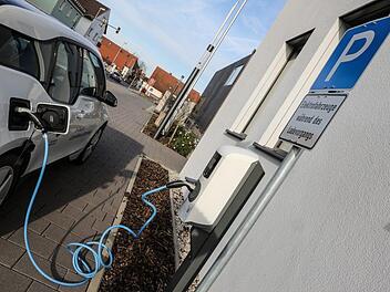 Ein E-Auto an einer Ladesäule. Wenn alles klappt, stellen die SÜC in Coburg bald Elektro-Leihautos bereit. Foto: Barbara Herbst