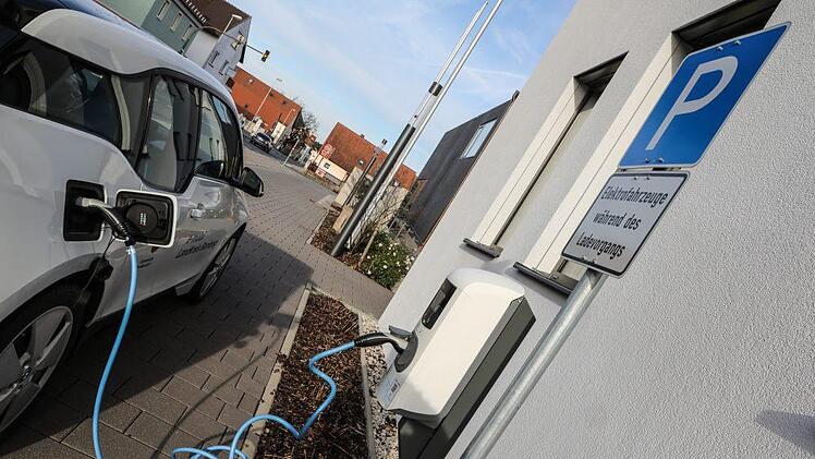 Ein E-Auto an einer Ladesäule. Wenn alles klappt, stellen die SÜC in Coburg bald Elektro-Leihautos bereit. Foto: Barbara Herbst