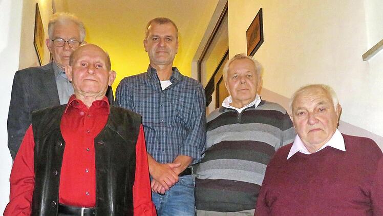 Walter Kühn, Leonhard Knorr (v. l.), Georg Popp und Friedel Kalb (v. r.) wurden von Darko Juntez für 60-jährige Mitgliedschaft geehrt.  Fotos: Harald Kaiser