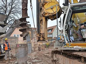 Das 90 Tonnen schwere und 22 Meter hohe Bohrgerät muss Millimeterarbeit leisten. Die Bohrungen auf der Baustelle haben begonnen.  Fotos: Bernhard Panzer