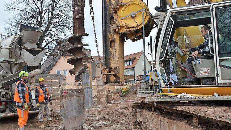 Das 90 Tonnen schwere und 22 Meter hohe Bohrgerät muss Millimeterarbeit leisten. Die Bohrungen auf der Baustelle haben begonnen.  Fotos: Bernhard Panzer