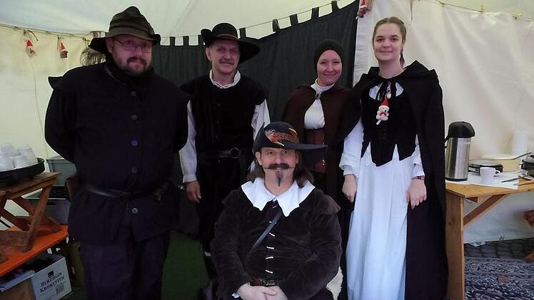 JürgenWillert, Jörn Ladebeck, Gerald Straßberger (sitzend), Stephanie Wiatkowski und Alisa Ladebeck bieten Glühwein und Co. feil.