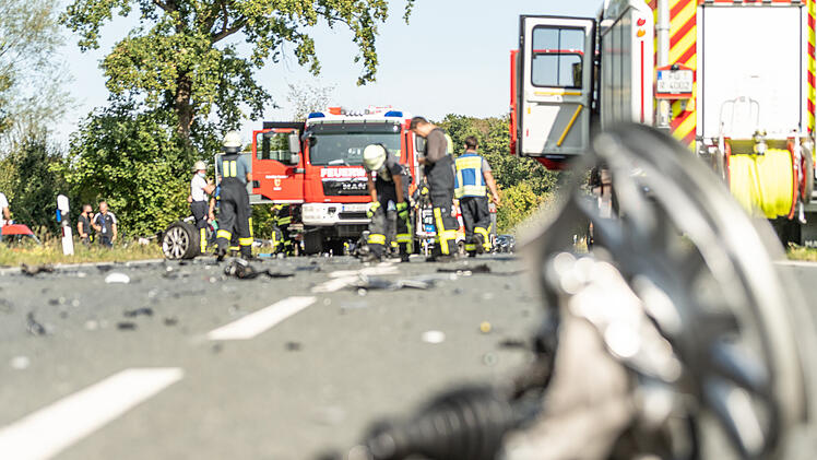 Auf der B14 zwischen Großweismannsdorf und Buchschwabach (Kreis Fürth) kam es am Samstag (19. September 2020)  zu einem Unfall, an dem drei Autos beteiligt waren.