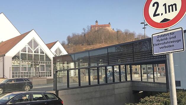 Die CSU-Stadtratsfraktion sieht keinen Grund, Elektro- und Hybridfahrzeuge nicht in die Tiefgarage unter dem Eku-Platz fahren zu lassen. In einem Antrag an Oberbürgermeister Ingo Lehmann fordert sie, dieses Verbot aufzuheben.