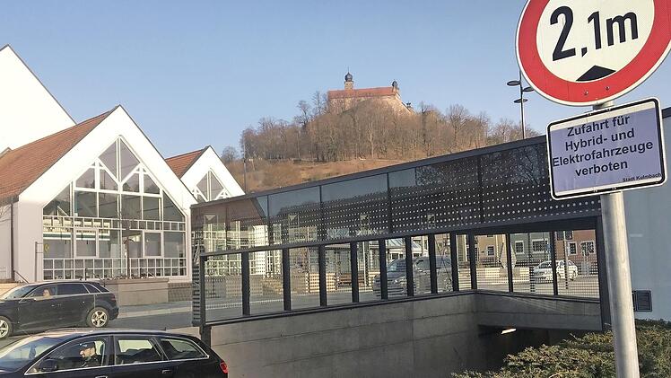 Die CSU-Stadtratsfraktion sieht keinen Grund, Elektro- und Hybridfahrzeuge nicht in die Tiefgarage unter dem Eku-Platz fahren zu lassen. In einem Antrag an Oberbürgermeister Ingo Lehmann fordert sie, dieses Verbot aufzuheben.