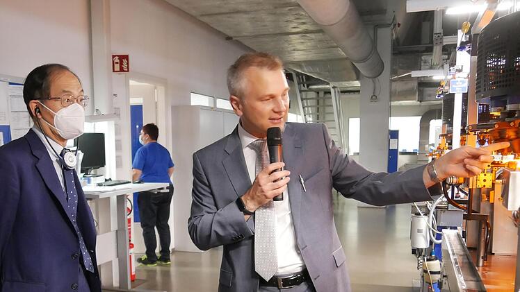 Markus Maßmann (rechts) beim Besuch des japanischen Botschafters  Yanagi Hidenao  2021 im Münnerstädter Nipro-Werk.