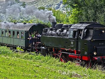Eine Ausflugsfahrt mit der Dampflok ist für die ganze Familie ein tolles Erlebnis.