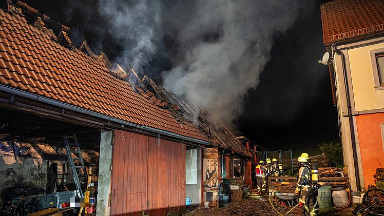 Nächtlicher Scheunenbrand im Landkreis Bamberg: Feuerwehr mit Komplikationen am Einsatzort