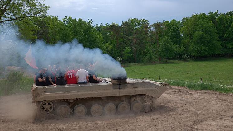 Mit einem Panzer fahren: Für viele Männer ein absoluter Traum, der bei einem Junggesellenabschied Realität werden kann.