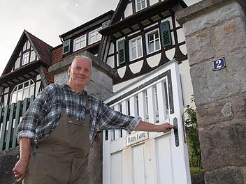 Josef Werner ist ein betroffener Hausbesitzer. Seitdem sich der Hang verschoben hat, klemmt seine Tür und die Schlösser im Keller haben sich verzogen.