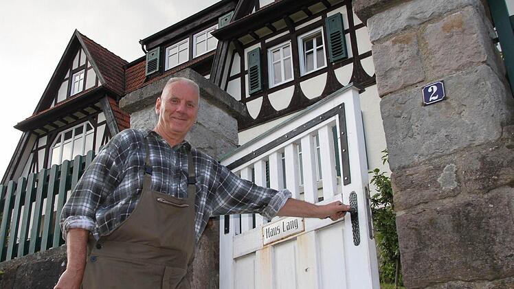 Josef Werner ist ein betroffener Hausbesitzer. Seitdem sich der Hang verschoben hat, klemmt seine Tür und die Schlösser im Keller haben sich verzogen.