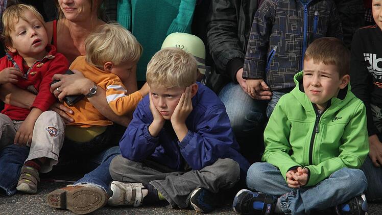 Ohren zuhalten gehörte bei der Übung dazu. Foto: Michael Busch
