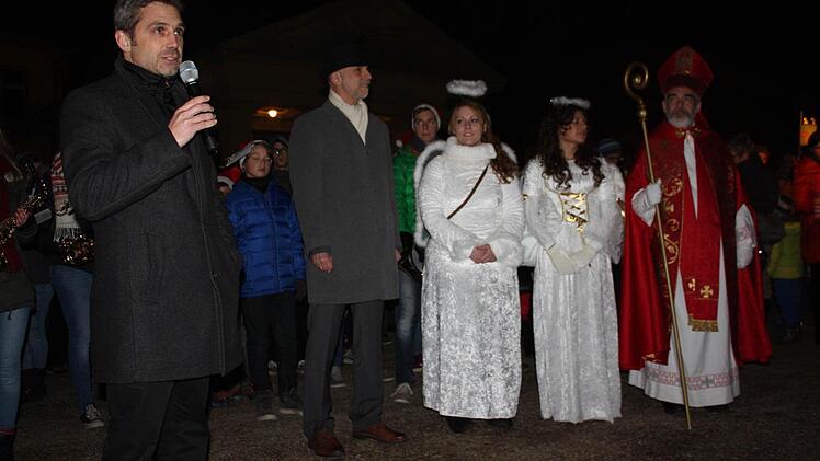 Kurdirektor Frank Oette (links), Kay Blankenburg (SPD), die beiden Kissinger Engel und der Weihnachtsmann.