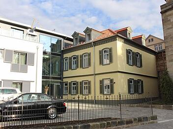 Alt- und Neubau sind durch ein gläsernes Treppenhaus verbunden. Der Haupteingang liegt in der Casimirstraße. Im Südosten grenzt das Grundstück ans Ketschentor.  Foto: Ulrike Nauer