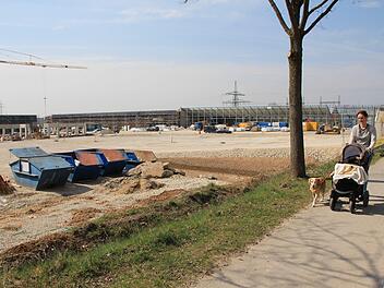 Auf Höhe des neuen Einkaufszentrums wird der Kieferndorfer Weg ab Donnerstag auch für Fußgänger gesperrt.  Foto: Andreas Dorsch