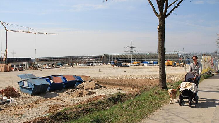 Auf Höhe des neuen Einkaufszentrums wird der Kieferndorfer Weg ab Donnerstag auch für Fußgänger gesperrt.  Foto: Andreas Dorsch
