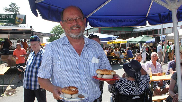 Dekan Thomas Kretschmar feierte den Tag mit Weißwürsten
