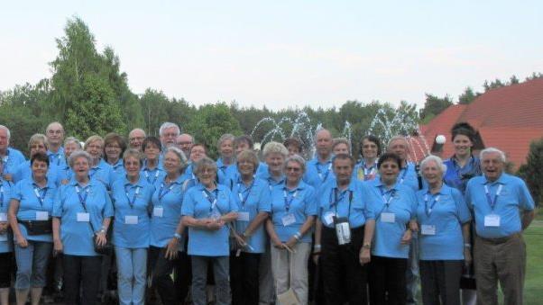 Die Neustadter Bürgerbusgruppe stellte sich vor dem Eröffnungsabend zu einem Erinnerungsbild auf. Foto: Dieter Seyfarth