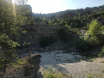 Wo früher ein idyllischer See war, sind jetzt nur noch Steine. Schon seit mindestens zwei Jahren ist die Lagune bei Ludwag (Landkreis Bamberg) ausgetrocknet.  Foto: M. Wehner