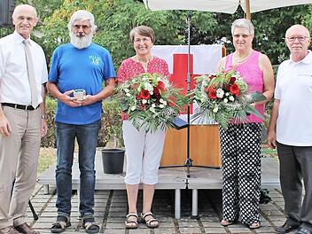 BRK-Kreisvorsitzender Wilhelm Schneider (links) und Kreisgeschäftsführer Dieter Greger (rechts) dankten langjährigen Mitarbeitern für ihren engagierten Einsatz für das Rote Kreuz. Georg Klarmann, Theresia Dellert und Helga Bendel (ab Zweiter von links) wurden in den Ruhestand verabschiedet. Foto: Janina Lörzer / BRK