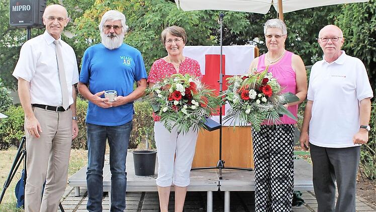 BRK-Kreisvorsitzender Wilhelm Schneider (links) und Kreisgeschäftsführer Dieter Greger (rechts) dankten langjährigen Mitarbeitern für ihren engagierten Einsatz für das Rote Kreuz. Georg Klarmann, Theresia Dellert und Helga Bendel (ab Zweiter von links) wurden in den Ruhestand verabschiedet. Foto: Janina Lörzer / BRK