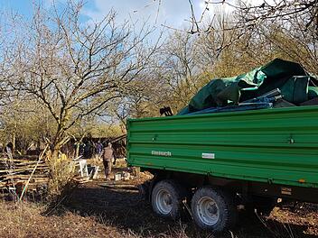 Alle Hände voll zu tun hatten die Helfer bei der Aufräumaktion, zu der die Kreisgruppe des Bund Naturschutz (BN) ins Ganstal bei Hammelburg gerufen hatte.  Foto: Elisabeth Assmann