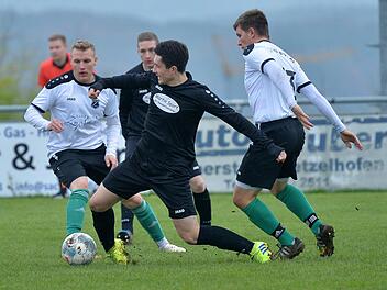 Der TSV Lonnerstadt um Jan Kropf (schwarzes Trikot) hatte mit Hallerndorf keine Probleme. Foto: Picturedreams