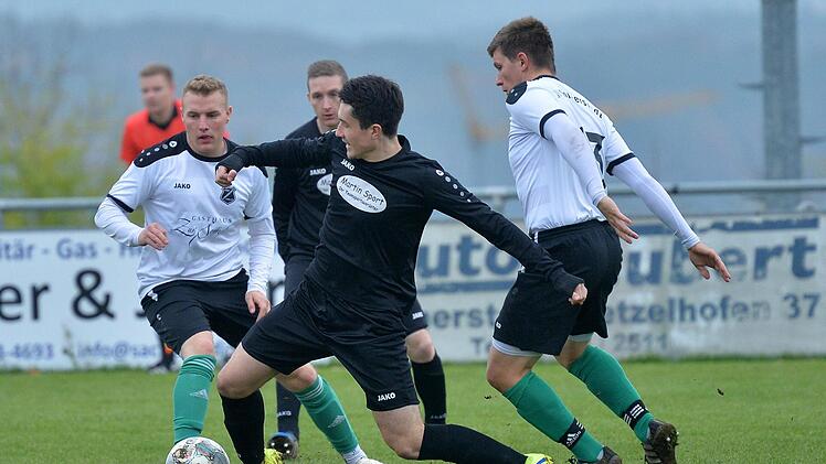 Der TSV Lonnerstadt um Jan Kropf (schwarzes Trikot) hatte mit Hallerndorf keine Probleme. Foto: Picturedreams