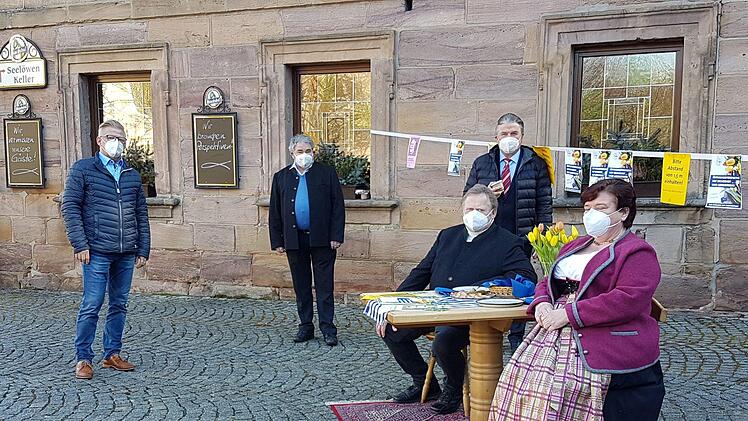 Zweiter Bürgermeister Frank Wilzok, Stephan Ertl vom Hotel- und Gaststättenverband  und Landrat Klaus Peter Söllner  (von links) sind sich der Sorgen   von Gastronomen wie Edeltraud und  Werner Glaser bewusst.