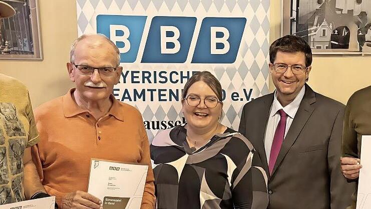 Geehrt wurden (von links): Matthias Langhojer (25 Jahre), Rudi Eck (40 Jahre), Ortsvorsitzende Susanne Schweda, BBB-Kreisausschussvorsitzender Alexander Wilhelm und Günther Haderlein (25 Jahre).