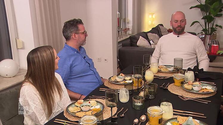 Maddi und Tim (Mitte.) freuen sich auf Papadams mit Mangochutney und Gurken-Raita sowie drei Pani-Puri-Variationen.