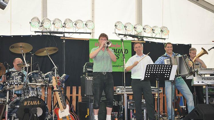 Ein Heimspiel hatte der Weisendorfer Soundexpress. Bürgermeister Tritthart bekam den Taktstock.