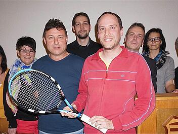Ursula Englert, Simone Englert, Norbert Fink, Michael Brux, Sebastian Betz, Steffen Berger, Doreen Schwarz und Linda Goos (von links) übernehmen Verantwortung in der Tennisabteilung. Foto: Gerd Schaar