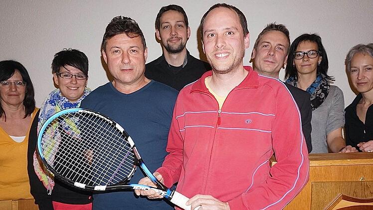 Ursula Englert, Simone Englert, Norbert Fink, Michael Brux, Sebastian Betz, Steffen Berger, Doreen Schwarz und Linda Goos (von links) übernehmen Verantwortung in der Tennisabteilung. Foto: Gerd Schaar