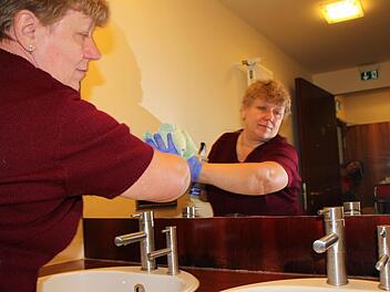 Olga Yakim reinigt die Spiegel in der Wandelhalle. Fotos: Ulrike Müller