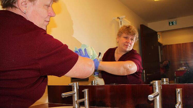 Olga Yakim reinigt die Spiegel in der Wandelhalle. Fotos: Ulrike Müller